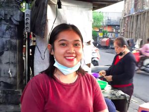 Salut! Penjual Sate Lilit Cantik Ini Tak Gengsi Bantu Jualan Orangtua