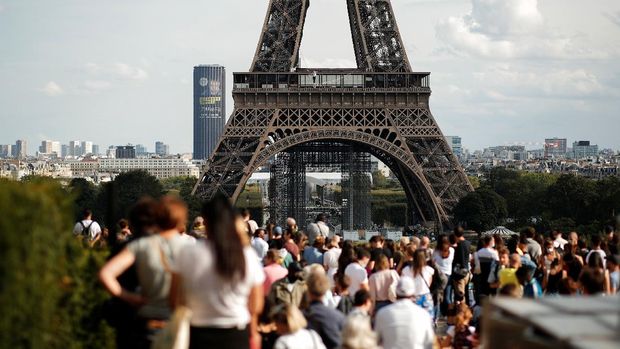 French acrobat Nathan Paulin walks on a slackline between the Eiffel Tower and the Theatre National de Chaillot as part of events around France for National Heritage Day in Paris, France, September 18, 2021. REUTERS/Benoit Tessier