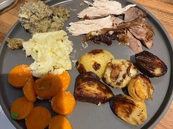 Pesan Ayam Bakar Online Rp 300 Ribu yang Datang Mirip Makanan Anjing