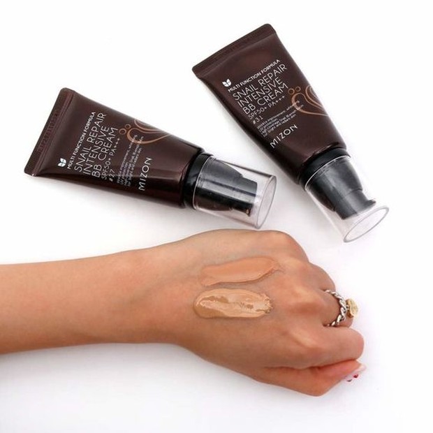 Pinterest.com/buzzfeed Trik mudah menghilangkan cream makeup pada pakaian.