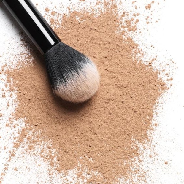 Pinterest.com/joshaxe Trik mudah menghilangkan powder makeup pada pakaian.