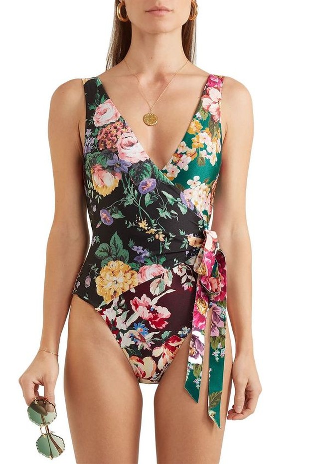 Cara agar tetap stylish saat pakai swimsuit bisa yang bermotif.
