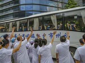 Potret Nakes China Dikirim ke Daerah untuk Tangani Amukan COVID-19