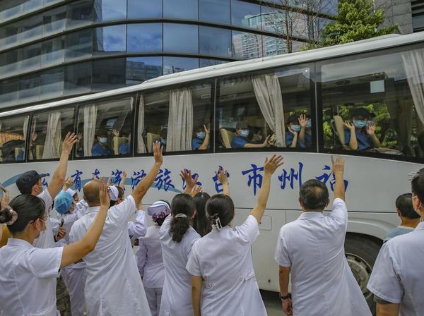 Potret Nakes China Dikirim ke Daerah untuk Tangani Amukan COVID-19