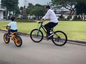 Momen Kebersamaan Jokowi dan Jan Ethes, Dari Jalan-jalan hingga Sepedaan