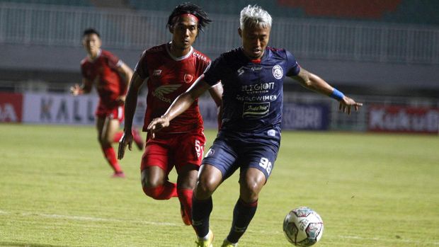Pesepakbola Arema FC Kushedya Hari Yudho (kanan) berebut bola dengan pesepakbola PSM Makassar Erwin Gutawa (kiri) dalam lanjutan laga Liga 1 di Stadion Pakansari, Kabupaten Bogor, Jawa Barat, Minggu (5/9/2021). Pertandingan berakhir imbang dengan skor 1-1. ANTARA FOTO/Yulius Satria Wijaya/rwa.
