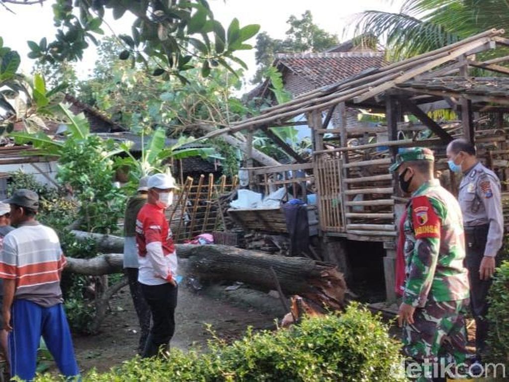 Puting Beliung Terjang 35 Rumah di Banyuwangi, Warga Kira Helikopter Jatuh