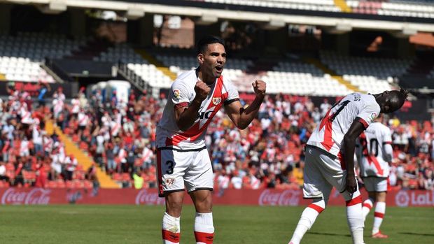 MADRID, SPAIN - SEPTEMBER 18: Radamel Falcao of Rayo Vallecano celebrates after scoring their team's 3rd goal during half time in the La Liga Santander match between Rayo Vallecano and Getafe CF at Campo de Futbol de Vallecas on September 18, 2021 in Madrid, Spain. (Photo by Denis Doyle/Getty Images)