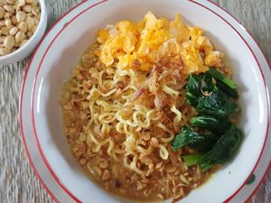 Resep Mie Instan Nyemek Saus Kacang yang Creamy Gurih Resep Mie Instan Nyemek Saus Kacang yang Creamy Gurih