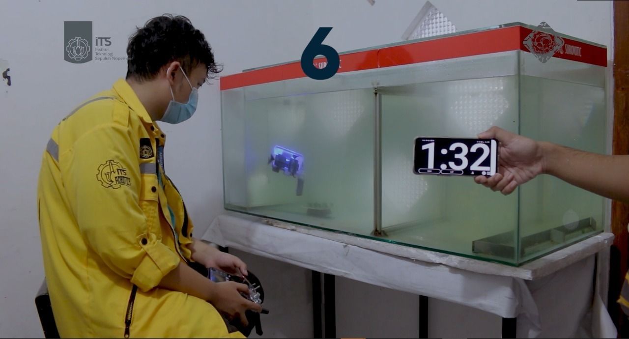 Robot Glaucus Atlanticus saat uji coba pengangkutan kelereng sebagai objek bawah air.