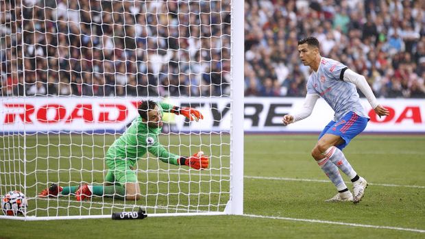 SOCCER-ENGLAND-WHU-MUN/REPORT Soccer Football - Premier League - West Ham United v Manchester United - London Stadium, London, Britain - September 19, 2021 Manchester United's Cristiano Ronaldo scores their first goal Action Images via Reuters/John Sibley EDITORIAL USE ONLY. No use with unauthorized audio, video, data, fixture lists, club/league logos or 'live' services. Online in-match use limited to 75 images, no video emulation. No use in betting, games or single club /league/player publications. Please contact your account representative for further details.