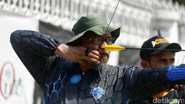 Tingkatkan Imun Tubuh, Warga Berlatih Memanah