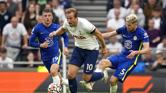 Chelseas Jorginho, right, tries to stop Tottenhams Harry Kane during the English Premier League soccer match between Tottenham Hotspur and Chelsea at the Tottenham Hotspur Stadium in London, England, Sunday, Sep. 19, 2021. (AP Photo/Matt Dunham)