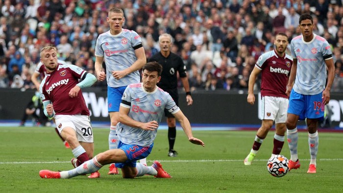 LONDON, ENGLAND - SEPTEMBER 19: Jarrod Bowen of West Ham United shoots during the Premier League match between West Ham United and Manchester United at London Stadium on September 19, 2021 in London, England. (Photo by Julian Finney/Getty Images)