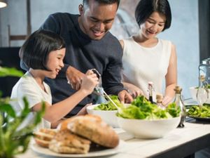 Nggak Cuma Seru, Ini 5 Manfaat Masak Bareng Keluarga di Rumah