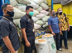 Suroto Bagi Rata Bantuan 20 Ton Jagung dari Presiden Jokowi ke Peternak Lain