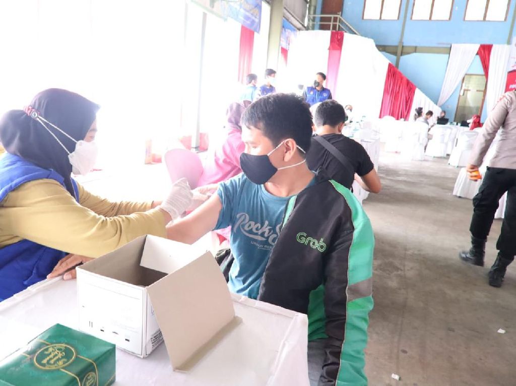 Alumni Akpol 1997 Wira Pratama di Polda Banten Gelar Vaksinasi Massal Alumni Akpol 1997 Wira Pratama di Polda Banten Gelar Vaksinasi Massal