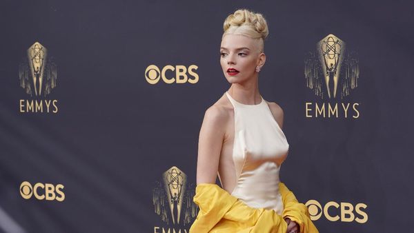 Anya Taylor-Joy Paling Menawan di Emmy Awards 2021