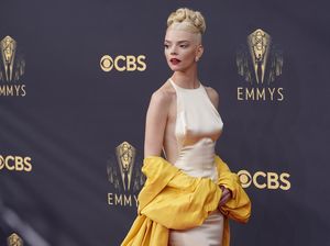 Anya Taylor-Joy Paling Menawan di Emmy Awards 2021