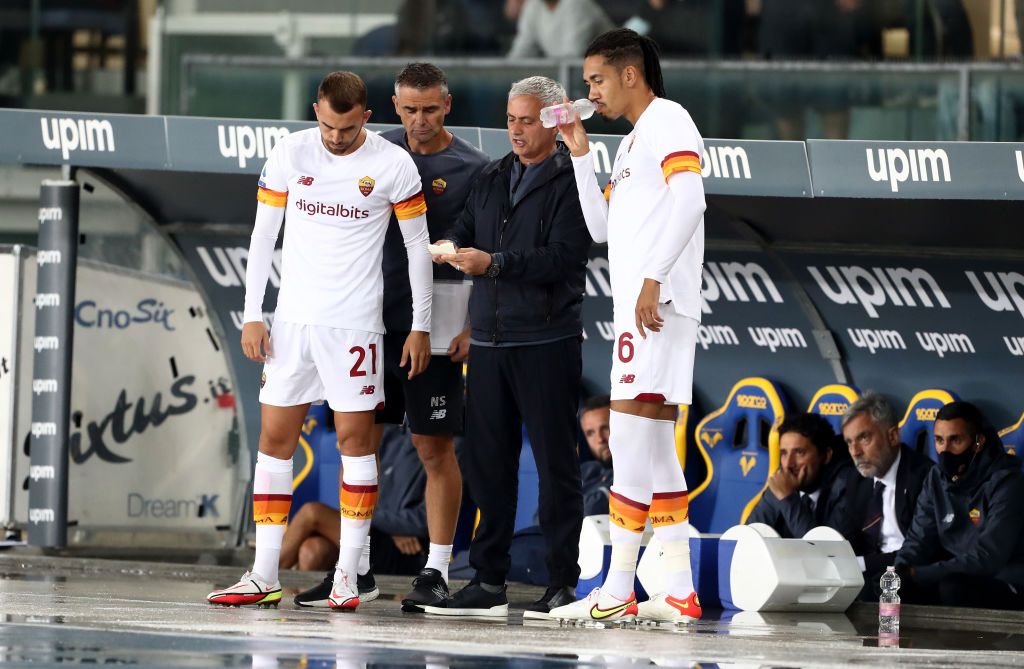VERONA, ITALY - SEPTEMBER 19: Jose Mourinho, Head Coach of AS Roma talks with Chris Smalling and Borja Mayoral of AS Roma  during the Serie A match between Hellas and AS Roma at Stadio Marcantonio Bentegodi on September 19, 2021 in Verona, Italy. (Photo by Marco Luzzani/Getty Images)