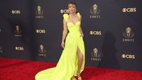 Foto: 10 Artis Berbusana Terbaik di Emmy Awards 2021, Bikin Pangling