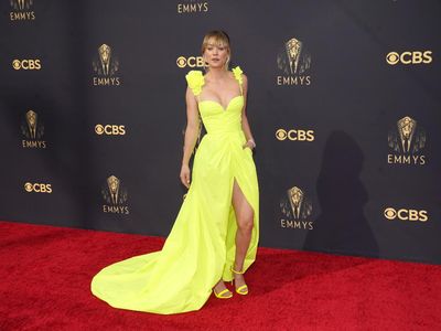 Foto: 10 Artis Berbusana Terbaik di Emmy Awards 2021, Bikin Pangling