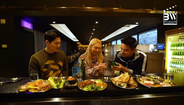 Boy William juga sempat membuat heboh media sosial saat mengunggah foto bersama Hyoyeon SNSD.