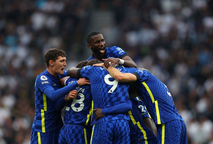 LONDON, ENGLAND - SEPTEMBER 19: Antonio Rudiger of Chelsea jumps up as the team celebrate the second goal scored by NGolo Kante of Chelsea during the Premier League match between Tottenham Hotspur and Chelsea at Tottenham Hotspur Stadium on September 19, 2021 in London, England. (Photo by Catherine Ivill/Getty Images)