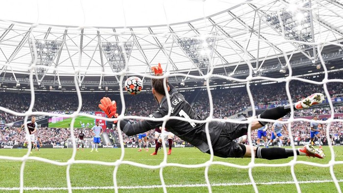 LONDON, ENGLAND - SEPTEMBER 19: David De Gea of Manchester United saves the penalty taken by Mark Noble of West Ham United during the Premier League match between West Ham United and Manchester United at London Stadium on September 19, 2021 in London, England. (Photo by Justin Setterfield/Getty Images)