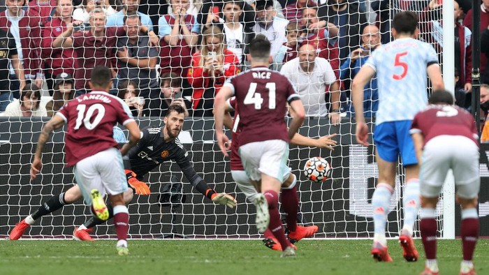 LONDON, ENGLAND - SEPTEMBER 19:  David De Gea of Manchester United saves the penalty taken by Mark Noble of West Ham United during the Premier League match between West Ham United and Manchester United at London Stadium on September 19, 2021 in London, England. (Photo by Julian Finney/Getty Images)