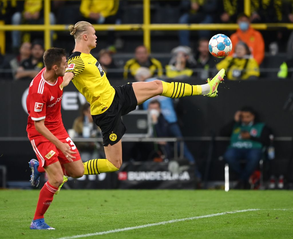 DORTMUND, GERMANY - SEPTEMBER 19: Erling Haaland (R) of Dortmund scores the 4-2 goal during the Bundesliga match between Borussia Dortmund and 1. FC Union Berlin at Signal Iduna Park on September 19, 2021 in Dortmund, Germany. (Photo by Matthias Hangst/Getty Images)