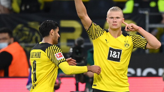 DORTMUND, GERMANY - SEPTEMBER 19: Erling Haaland (R) of Dortmund celebrates his 4-2 goal with teammate Mahmoud Dahoud during the Bundesliga match between Borussia Dortmund and 1. FC Union Berlin at Signal Iduna Park on September 19, 2021 in Dortmund, Germany. (Photo by Matthias Hangst/Getty Images)