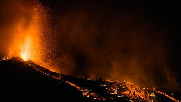 Lava Pijar Keluar dari Gunung Cumbre Vieja yang Meledak Hebat
