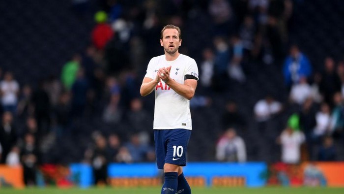 LONDON, ENGLAND - SEPTEMBER 19: Harry Kane of Tottenham Hotspur applauds fans after his sides defeat in the Premier League match between Tottenham Hotspur and Chelsea at Tottenham Hotspur Stadium on September 19, 2021 in London, England. (Photo by Laurence Griffiths/Getty Images)