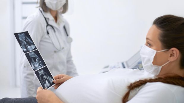 Ilustrasi ibu hamil ke dokter kandungan cek USG