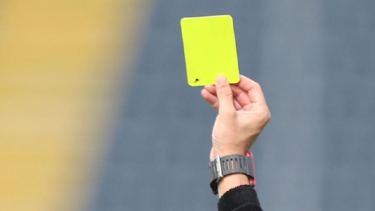 Pemain Lyon dikartu kuning usai pamer skill. (Foto: Getty Images/gabriele maltinti)