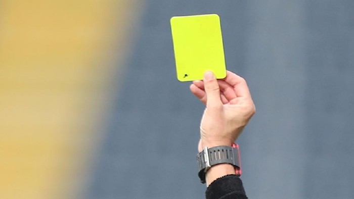 EMPOLI, ITALY - SEPTEMBER 19: Referee draws yellow card during the Serie A match between Empoli FC and UC Sampdoria at Stadio Carlo Castellani on September 19, 2021 in Empoli, Italy.  (Photo by Gabriele Maltinti/Getty Images)