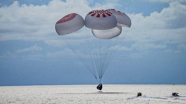Detik-detik 4 Astronaut Amatir SpaceX Selamat Balik ke Bumi