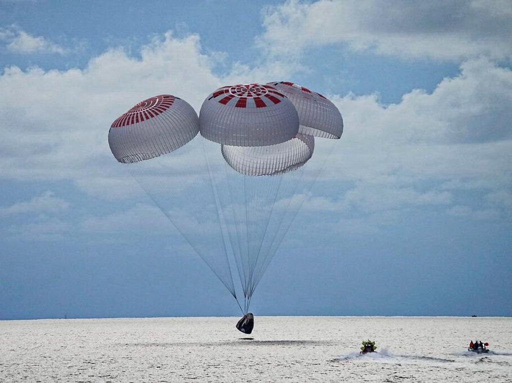 Detik-detik 4 Astronaut Amatir SpaceX Selamat Balik ke Bumi