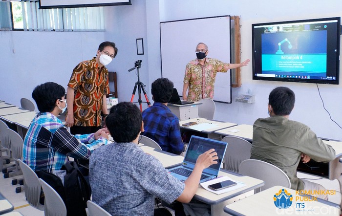 Institut Teknologi Sepuluh Nopember (ITS) mulai menggelar perkuliahan hybrid di beberapa departemen. Kuliah tatap tampang masih sungguh terbatas.