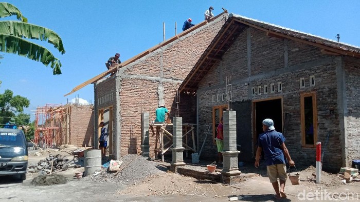 Jadi Miliarder Dadakan, Warga Klaten Ramai-ramai Bangun Rumah Baru Uang ratusan juta bahkan miliaran rupiah sekarang dikantongi warga Klaten yang terdampak proyek Tol Yogya-Solo. Uang itu pun digunakan untuk bangkit rumah baru.