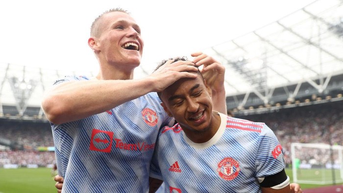 LONDON, ENGLAND - SEPTEMBER 19:  Jesse Lingard of Manchester United celebrates with teammates after scoring their sides second goal during the Premier League match between West Ham United and Manchester United at London Stadium on September 19, 2021 in London, England. (Photo by Julian Finney/Getty Images)
