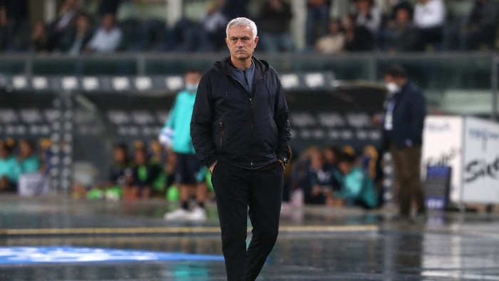VERONA, ITALY - SEPTEMBER 19: Jose Mourinho, Head Coach of AS Roma looks on during the Serie A match between Hellas and AS Roma at Stadio Marcantonio Bentegodi on September 19, 2021 in Verona, Italy. (Photo by Marco Luzzani/Getty Images)