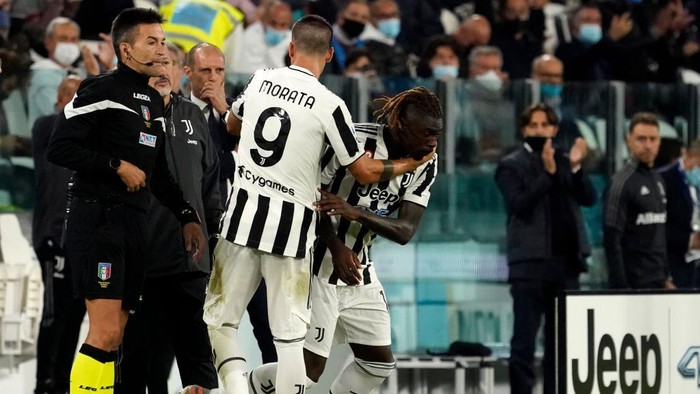 TURIN, ITALY - SEPTEMBER 19: Moise Kean of Juventus comes on to replace teammate Alvaro Morata during the Serie A match between Juventus and AC Milan at the Allianz Stadium in Turin, Italy on September 19, 2021 in Turin, Italy. (Photo by Pier Marco Tacca/Getty Images)