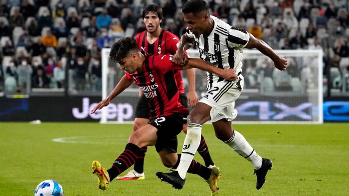 TURIN, ITALY - SEPTEMBER 19: Brahim Diaz of AC Milan is challenged by Alex Sandro of Juventus during the Serie A match between Juventus and AC Milan at the Allianz Stadium in Turin, Italy on September 19, 2021 in Turin, Italy. (Photo by Pier Marco Tacca/Getty Images)