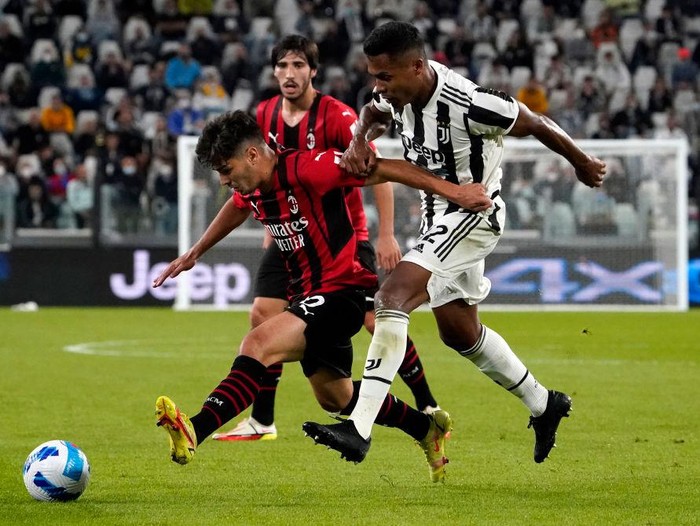 TURIN, ITALY - SEPTEMBER 19: Brahim Diaz of AC Milan is challenged by Alex Sandro of Juventus during the Serie A match between Juventus and AC Milan at the Allianz Stadium in Turin, Italy on September 19, 2021 in Turin, Italy. (Photo by Pier Marco Tacca/Getty Images)