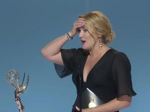 Ekspresi Tepok Jidat Kate Winslet usai Menang Artis Terbaik Emmy Awards 2021 Ekspresi Tepok Jidat Kate Winslet usai Menang Artis Terbaik Emmy Awards 2021