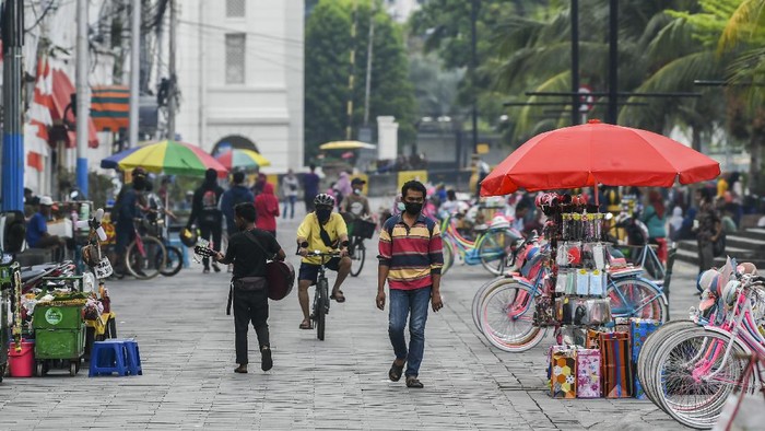 Warga melintas di wilayah Kota Tua, Jakarta, Minggu (19/9/2021). Pengelola Kawasan Wisata Kota Tua belum membuka Kawasan Kota Tua untuk tempat penduduk  berolahraga alasannya merupakan masih menanti arahan QR Code PeduliLindungi dari Pemerintah Provinsi DKI Jakarta. Sebelumnya, Pengelola wilayah Kota Tua mengijinkan warga untuk berolahraga pada Sabtu dan Minggu 18-19 September 2021 mulai pukul 06.00 WIB sampai pukul 10.00 WIB. ANTARA FOTO/Galih Pradipta/foc.