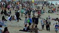 Tumplek Blek Pengunjung Pantai Sanur Usai Dibuka Lagi