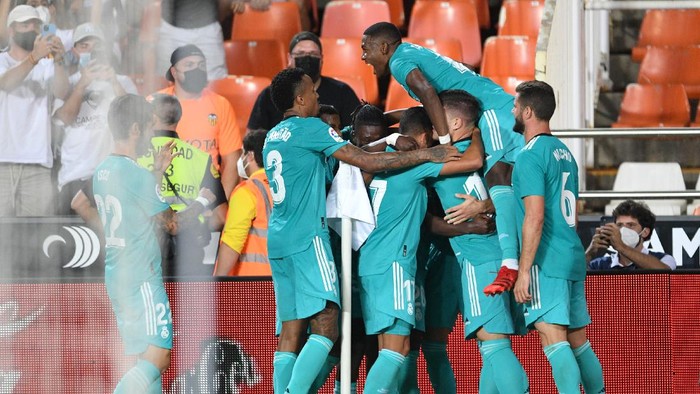 VALENCIA, SPAIN - SEPTEMBER 19: Karim Benzema of Real Madrid celebrates with teammates after scoring their sides second goal during the La Liga Santander match between Valencia CF and Real Madrid CF at Estadio Mestalla on September 19, 2021 in Valencia, Spain. (Photo by Aitor Alcalde/Getty Images)